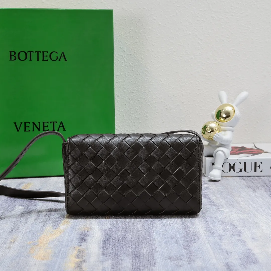 Batch 1420 Bottega Veneta's new style 🆕 mini andiamo bag is so pretty. The dark brown color is very versatile. It is high-end and casual and sexy. Andiamo is not only a commuter bag 🥰 It can be worn crossbody and carried by hand, and it is no problem to match it with evening wear. It can be matched with clothes casually, showing high-end elegance. Style number: 5545 Size: 21.5*13*4.5cm